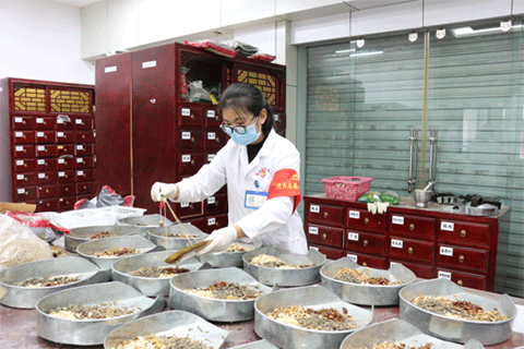 助力企業疫情防控 臨滄市中醫醫院為復工復產企業員工煎服預防大