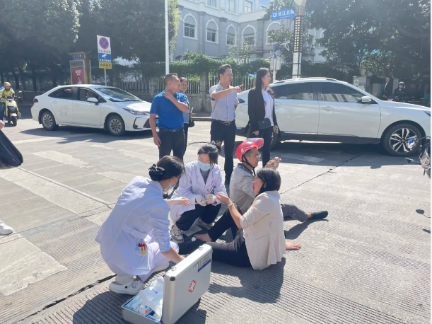 醫者仁心，冬日暖陽，在車禍瞬間閃耀——臨滄市中醫醫院急診科緊