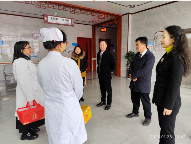 情系一線 共迎新春—臨滄市中醫醫院領導班子春節慰問堅守一線的