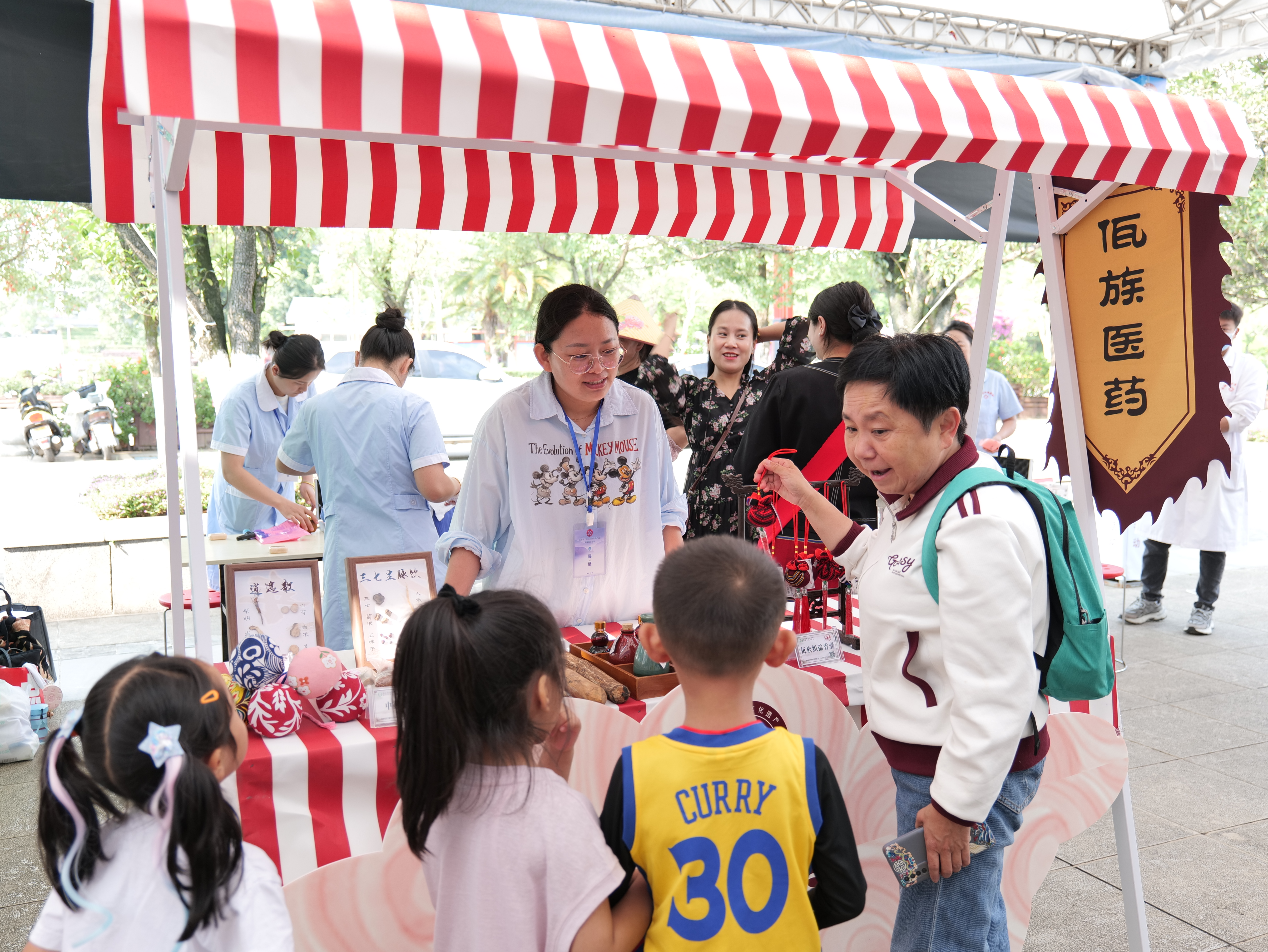 非遺“潮”體驗 佤醫“零”距離——佤族醫藥亮相臨滄市“文化和